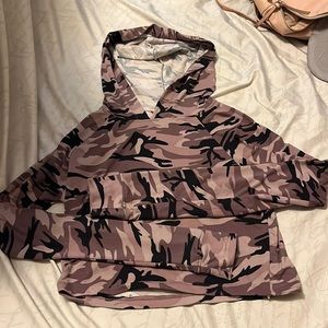 Pink camo cropped hooded long sleeve shirt